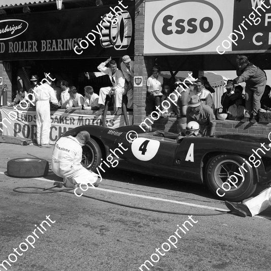 1965 4 Roy Pierpoint Doug Serrurier (in car), David Good pointing, Lola Ford T70 (courtesy Ken Stewart) (4)