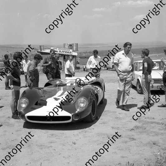 1965 4 Roy Pierpoint (tall figure on right) Doug Serrurier Lola Ford T70 (courtesy Ken Stewart) (2)