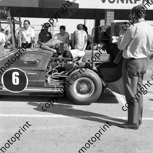 1965 6 Peter Sutcliffe, Innes Ireland Ford GT40 Paddy Driver in Stetson, Bob Anderson, Innes Ireland bare back,   behind pit counter (courtesy Ken Stewart) (4)