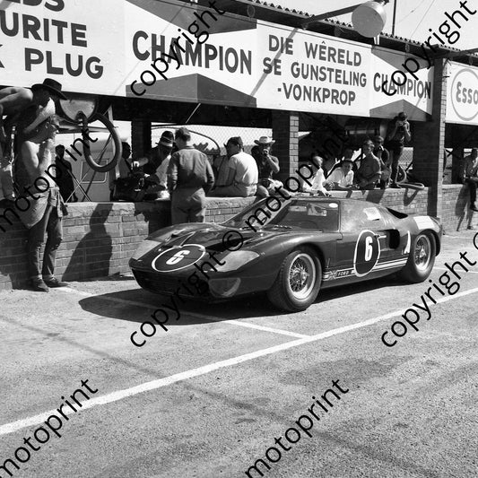 1965 6 Peter Sutcliffe, Innes Ireland Ford GT40  Paddy Driver on pit counter light Stetson (courtesy Ken Stewart) (7)