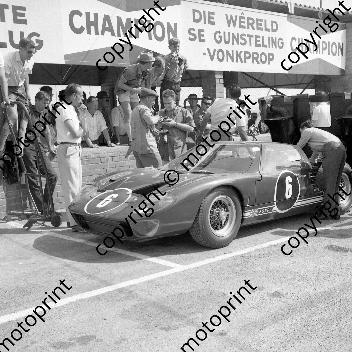 1965 6 Peter Sutcliffe, Innes Ireland Ford GT40 (courtesy Ken Stewart)  (3)