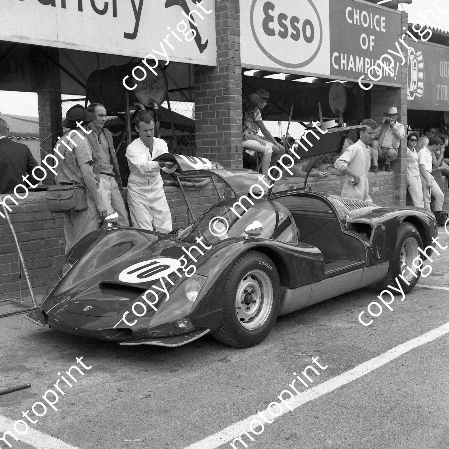 1966 10 Mike D'Udy, Peter de Klerk Porsche 906 John Duncan Cape photographer on left talking to PDK  (courtesy Ken Stewart)(1)