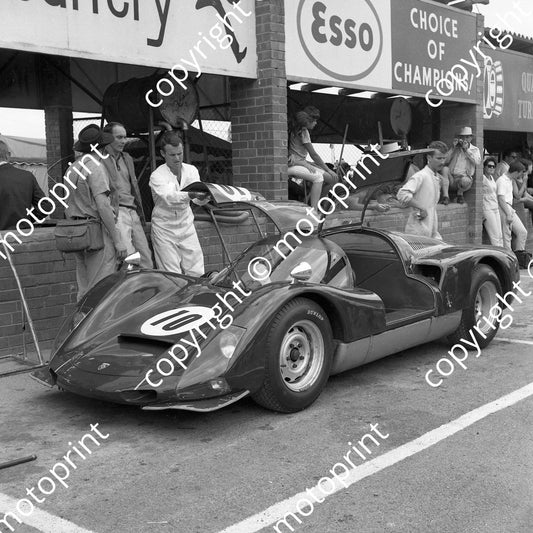 1966 10 Mike D'Udy, Peter de Klerk Porsche 906 John Duncan Cape photographer on left talking to PDK  (courtesy Ken Stewart)(1)