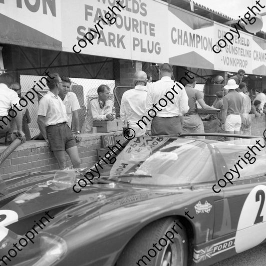 1966 2 Peter Sutcliffe John Love Ford P40 Maans Fourie PE club racer in shorts, Sutcliffe and Love in centre (courtesy Ken Stewart) (3)