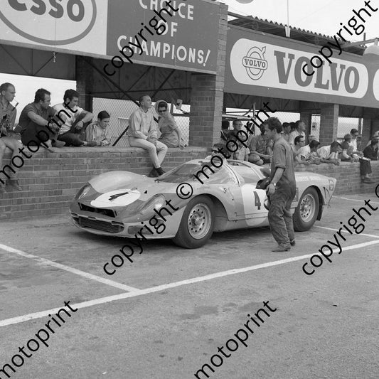 1966 4 Willy Mairesse 'Beurlys' Ferrari P2-3 Jacky Ickx behind pit counter centre (courtesy Ken Stewart)(3)