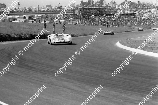 1967 1 Lola Ford Doug Serrurier Jackie Pretorius_ 2 Lola Ford Roy Pierpoint Dave (courtesy Ken Stewart)279