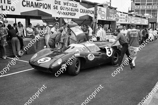1967 3 Lola Chev Paul Hawkins at open door (courtesy Ken Stewart) 298