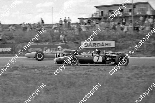 1967 SA GP 14 Bob Anderson Brabham Climax BT11_ 7 Jim Clark Lotus BRM 43 (permission Malcolm Sampson Motorsport Photography (3)