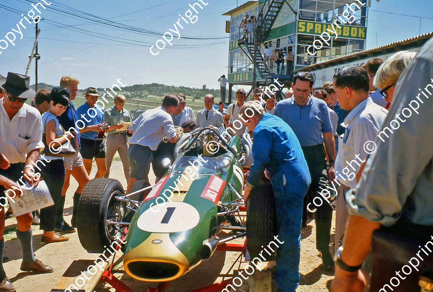 1967 SA GP Brabham BT20 J Jack Brabham next to car blue shirt right (thanks Vito Momo via G Cavalieri) re-edited 025