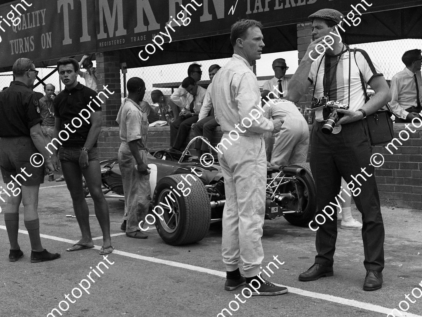 1967 SA GP Dan Gurney Climax Nucci Jnr to left (courtesy Ken Stewart) 043 cropped