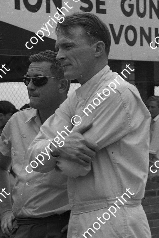 1967 SA GP Dan Gurney, John De la Hunt, chief timekeeper ( (courtesy Ken Stewart)106 cropped