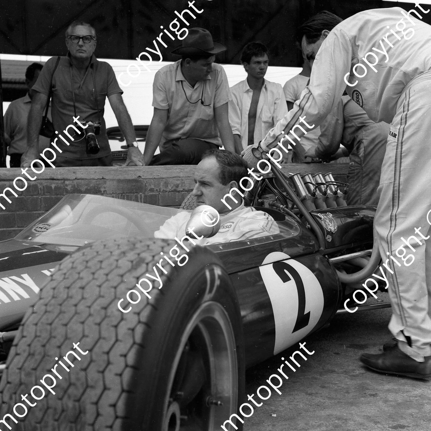 1967 SA GP Denny Hulme Brabham BT20 Jack Brabham at engine (courtesy Ken Stewart) 055