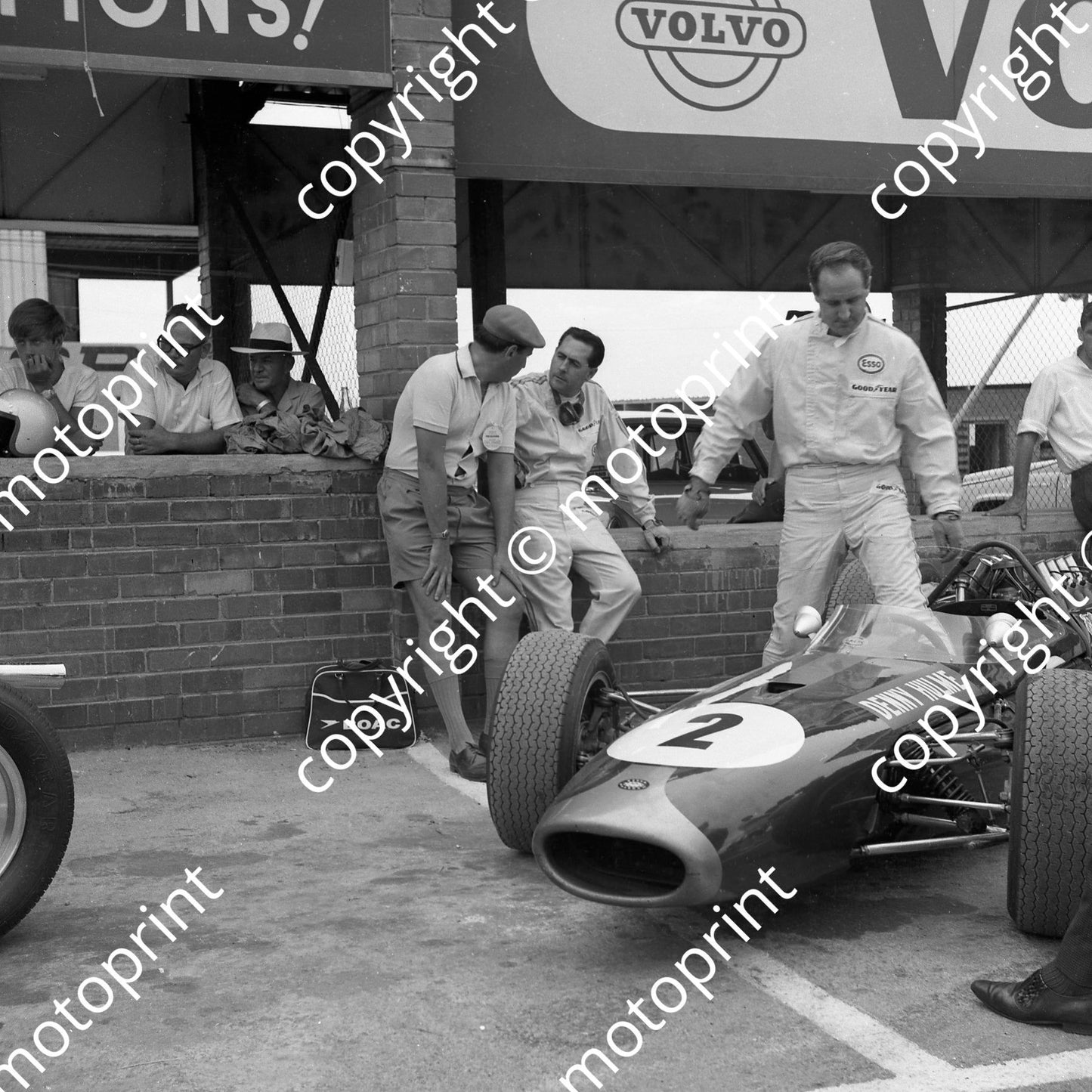 1967 SA GP Denny Hulme Brabham BT20 Jack Brabham behind car (courtesy Ken Stewart) 056