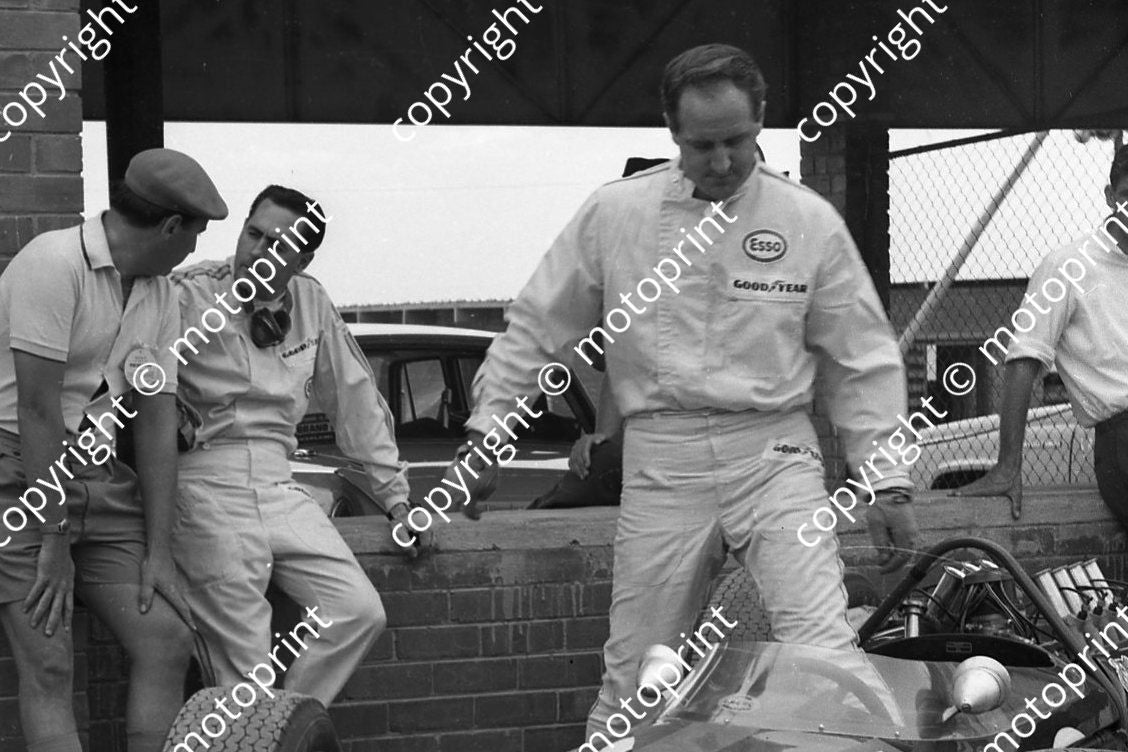 1967 SA GP Denny Hulme Brabham BT20 Jack Brabham behind car (courtesy Ken Stewart) 056 cropped