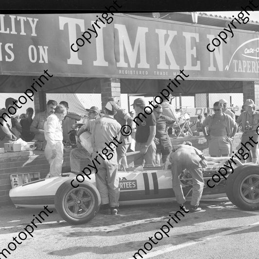 1967 SA GP Honda RA273_ behind John Surtees, Frank Rundle centre,, Terry Scott journalist Motoring Mirror open shirt right (courtesy Ken Stewart) 122