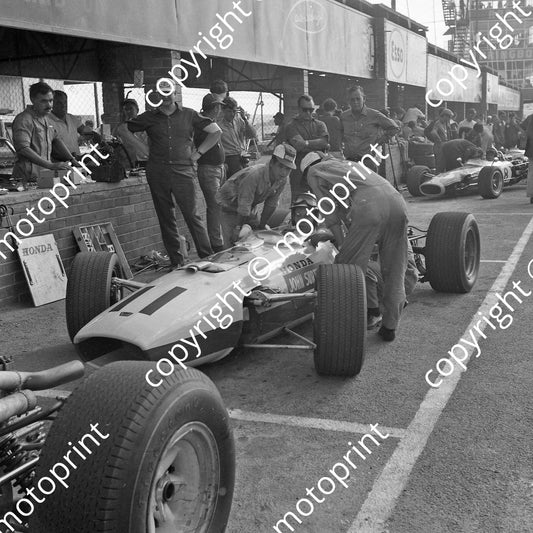 1967 SA GP John Surtees Honda RA273 (courtesy Ken Stewart) 123