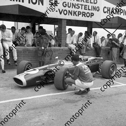 1967 SA GP Lotus BRM H16 43 Jim Clark car_ Graham HIll on pit counter (courtesy Ken Stewart) 034