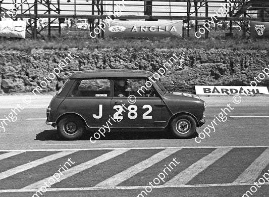 1967 SA GP support Onyx J282  Barry Moore Austin Mini cropped (courtesy David Swan) (1)