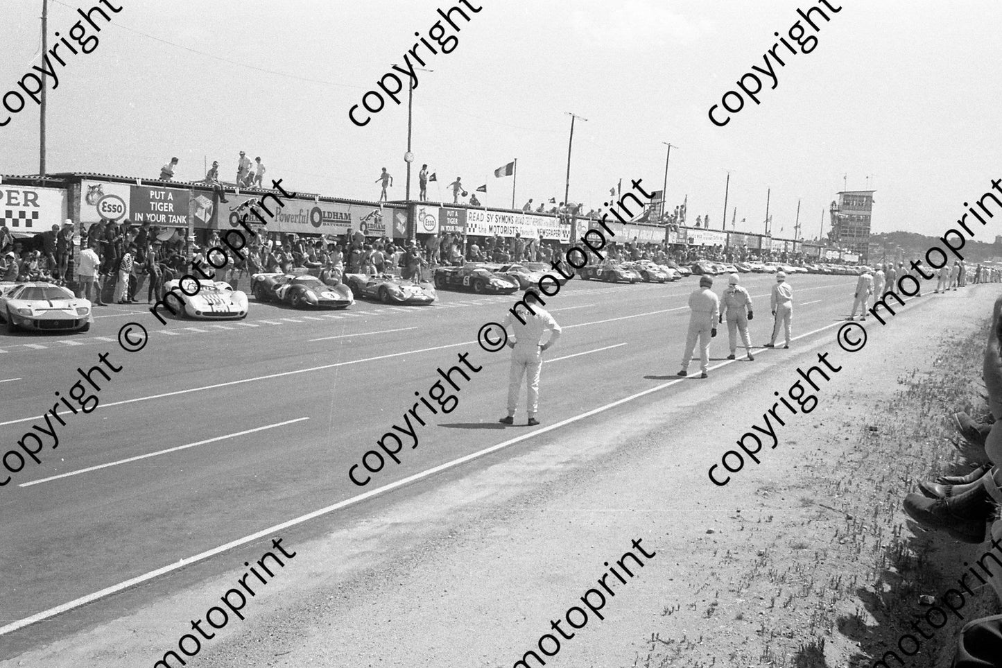 1968 0 Le Mans start note Hobbs running for injured Ickx, Serrurier, Piper , Love (courtesy Ken Stewart) 344