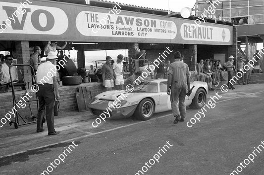 1968 1 Mirage Ford pit stop Jackie Ickx David Hobbs David Yorke team manager white hat (courtesy Ken Stewart) (2)