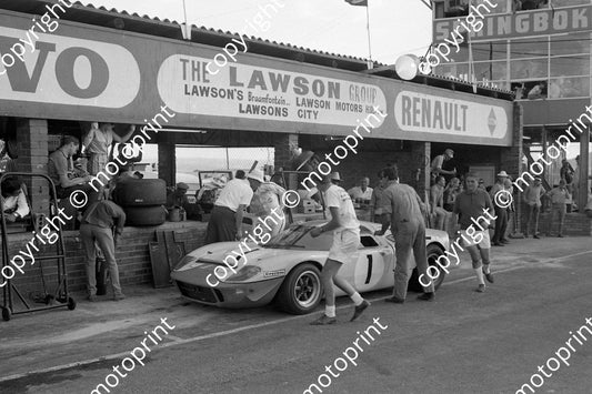 1968 1 Mirage Ford pit stop Jackie Ickx David Hobbs David Yorke team manager white hat (courtesy Ken Stewart) (4)