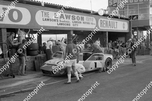 1968 1 Mirage Ford pit stop Jackie Ickx David Hobbs (courtesy Ken Stewart) (1)