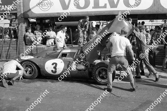 1968 3 Ferrari P3 pit stop David Piper Dick Attwood (courtesy Ken Stewart) (15)