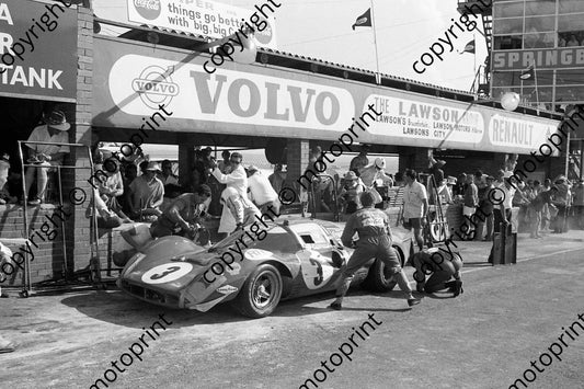 1968 3 Ferrari P3 pit stop David Piper Dick Attwood (courtesy Ken Stewart) (2)
