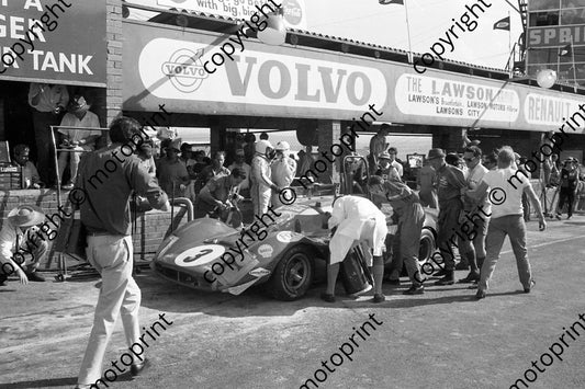 1968 3 Ferrari P3 pit stop David Piper Dick Attwood (courtesy Ken Stewart) (4)