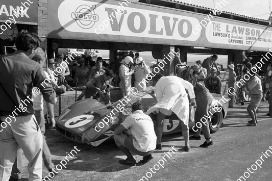 1968 3 Ferrari P3 pit stop David Piper Dick Attwood (courtesy Ken Stewart) (5)