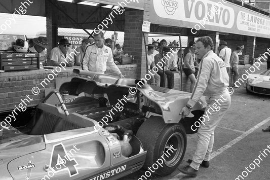 1968 4 Ferrari P4 CanAm Paul Hawkins John Love heave ho (courtesy Ken Stewart) (7)