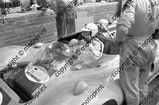 1968 4 Ferrari P4 CanAm Paul Hawkins John Love in car (courtesy Ken Stewart) (2)
