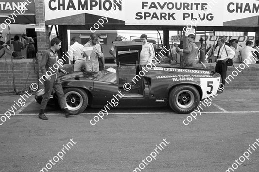 1968 5 Lola Chev Cedric Selzer Team Lotus mechanic left, Jackie Epstein behind car, Dave Charlton (courtesy Ken Stewart) (1)