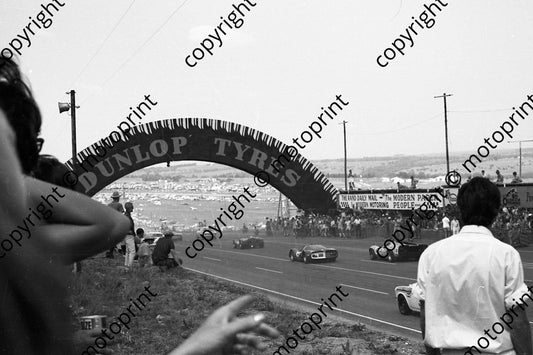 1968 9hr Dunlop Bridge start 14 Porsche 906 Peters Gethin and Gough; 6 LOla T70 Mike D' Udy, Frank Fardner (3)