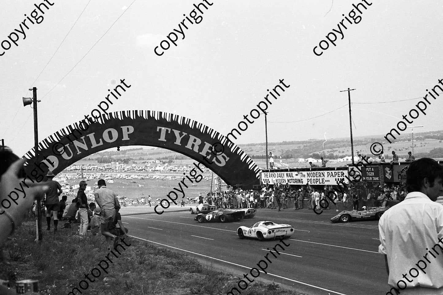 1968 9hr Dunlop Bridge start   1968 9hr start 4 Ferrari P4, 10 Porsche 907, 3 Piper Ferrari P3, 1 Mirage (permission Malcolm Sampson)(1)