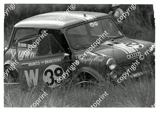 1968 Hesketh 6 Hour Kingsley Wood, David Pearson - RF wheel off again