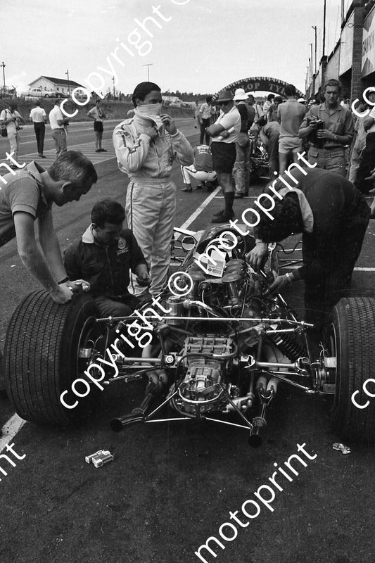 1968 SA GP Clark prepares Lotus 49 (courtesy Ken Stewart) 033
