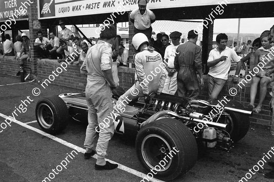 1968 SA GP Dave Charlton Brabham Repco BT11, Cathy Charlton far right (courtesy Ken Stewart) 049