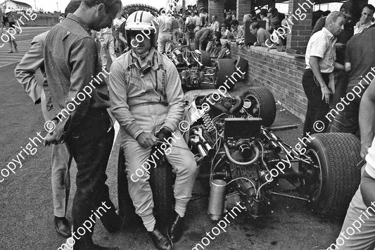 1968 SA GP Denny Hulme_ tiny pin marks on print bottom RH (courtesy Ken Stewart) 030