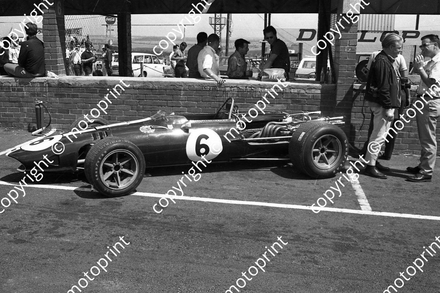 1968 SA GP Eagle Weslake Michael Tee of MotorSport to right (courtesy Ken Stewart) 013