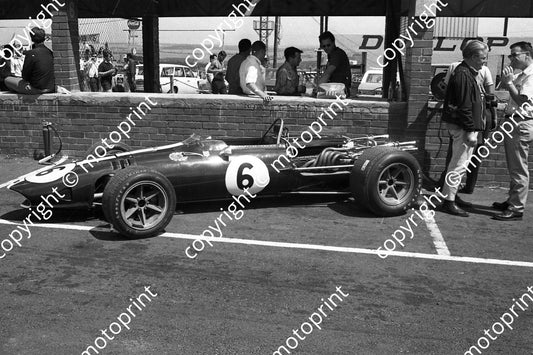 1968 SA GP Eagle Weslake Michael Tee of MotorSport to right (courtesy Ken Stewart) 013