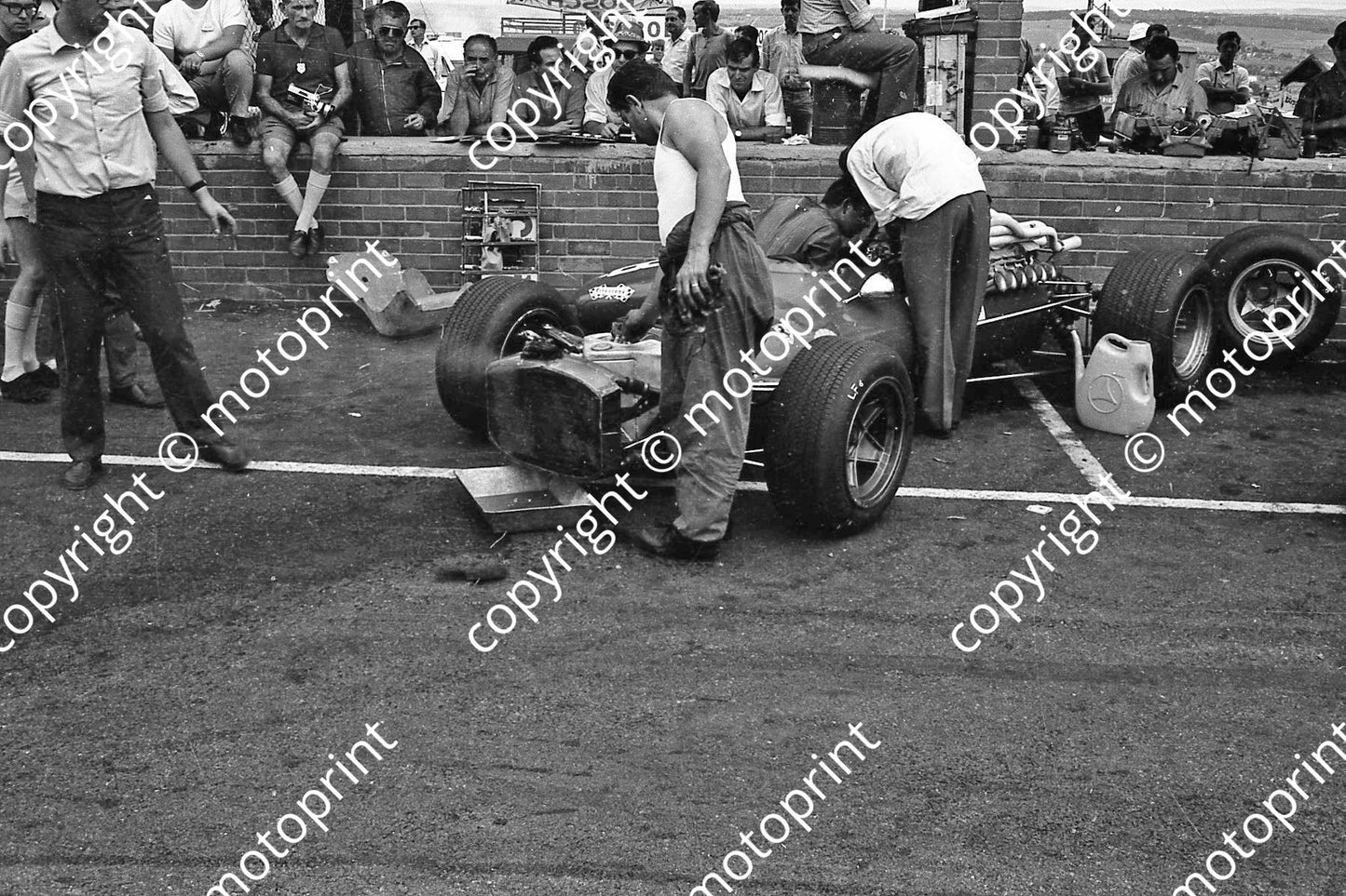 1968 SA GP Ferrari open air workshop_ tiny pin marks on print (courtesy Ken Stewart) 038