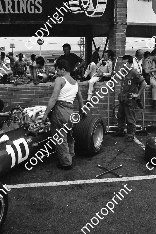 1968 SA GP Jacky Ickx looking cool, Ferrari (courtesy Ken Stewart) 031