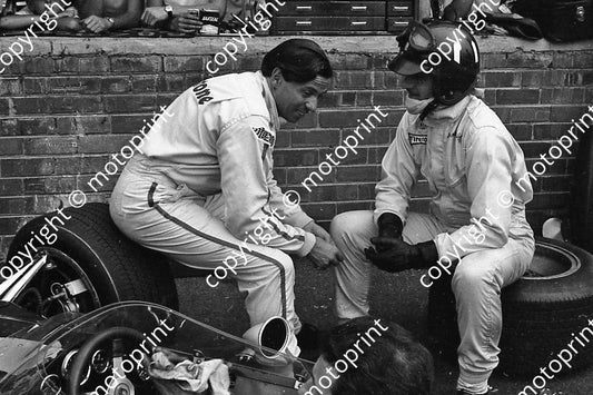 1968 SA GP Jim Clark and Graham Hill cropped)  (courtesy Ken Stewart)