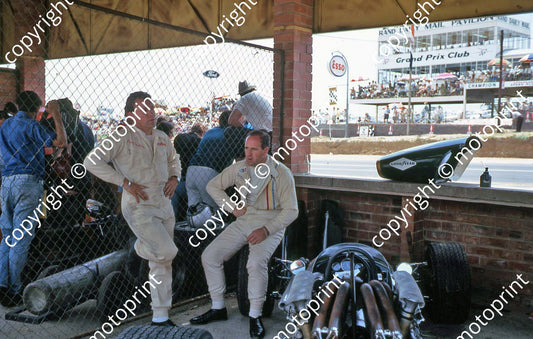 1968 SA GP Paul Hawkins (sports car race) Denny Hulme (McLaren) in Brabham pit (thanks Vito Momo via G Cavalieri) 072
