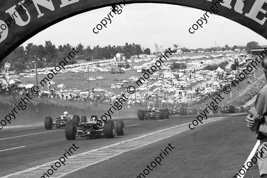 1968 SA GP start at Dunlop Bridge_ tiny scratches on print (courtesy Ken Stewart) 095