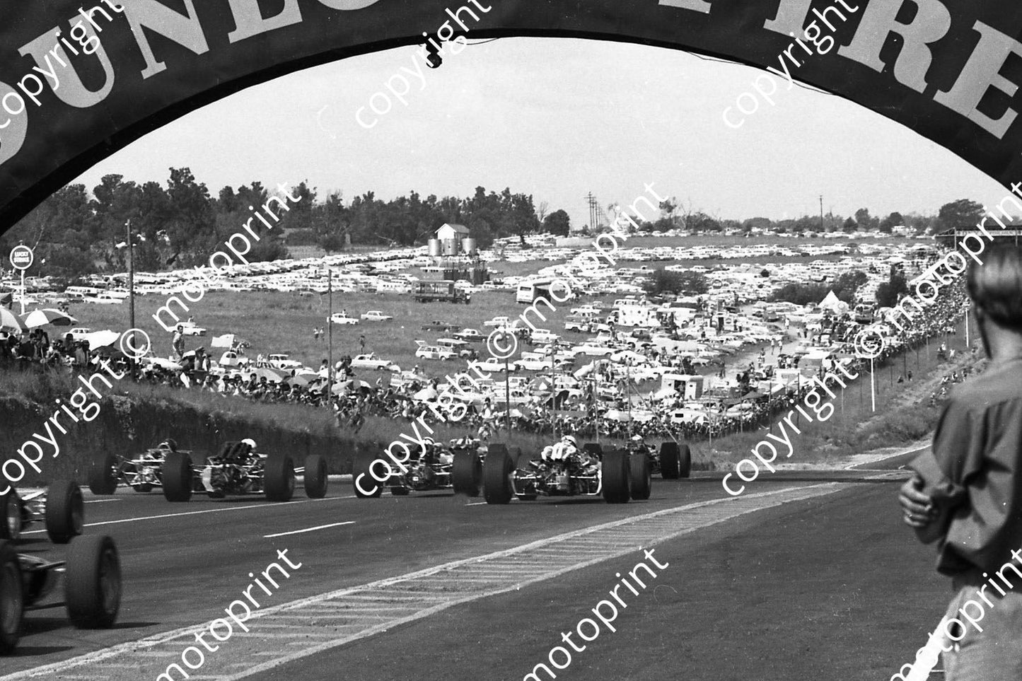 1968 SA GP start under Dunlop bridge_ tiny pin marks on print (courtesy Ken Stewart) 096