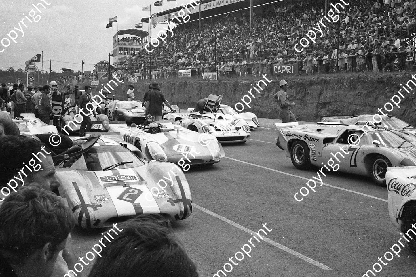 1969 9hr grid 2 Lola T70 Bonnier Wisell, 11 Porsche 908 Dechent Koch, 4 Lola Serrurier Pretorius, 7 Lola T70 D_ Udy Gardner (25)