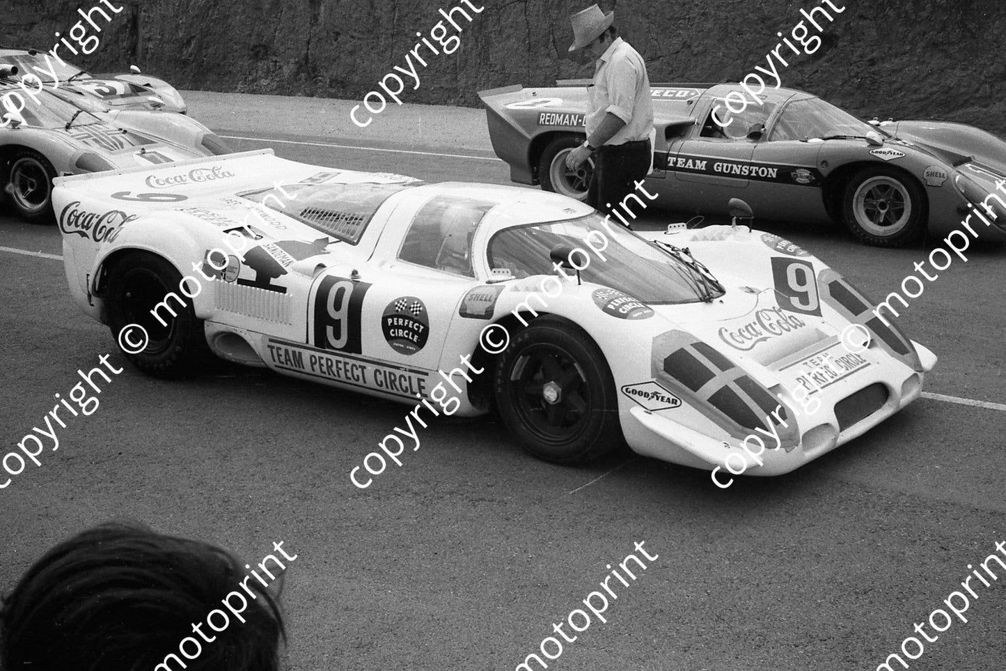 1969 9hr grid Porsche 917 Piper supervising Attwood in car, Lola T70 Redman Love (26)