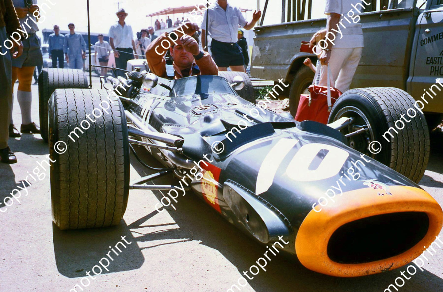 1969 SA GP BRM P138 John Surtees car pits (thanks Vito Momo via G Cavalieri) 032